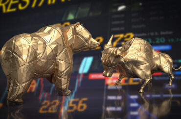 3D rendering of a golden low-poly bull and bear facing each other on a glossy surface with a blurred financial stock market data chart background, symbolizing forex correlation trading and gold price movements.