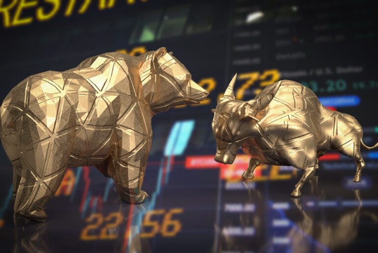 3D rendering of a golden low-poly bull and bear facing each other on a glossy surface with a blurred financial stock market data chart background, symbolizing forex correlation trading and gold price movements.
