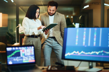 Forex vs CFD trading explained with traders analyzing financial market charts