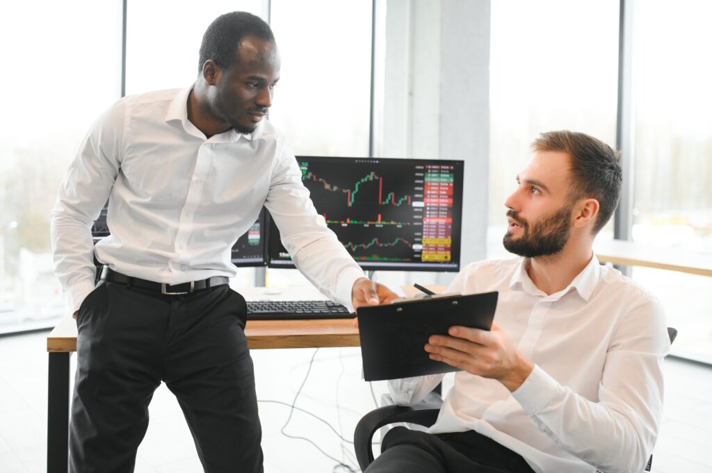 Social Trading Benefits for Beginners: Key Advantages, Risks & How It Works